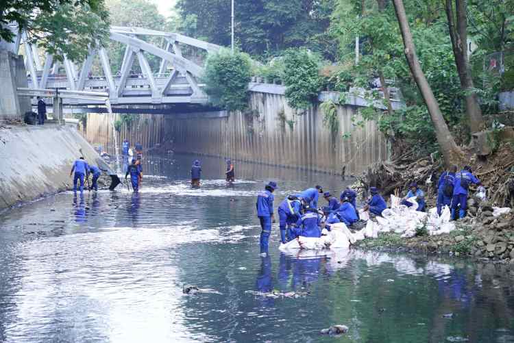 Telkom Angkut 5,1 Ton Sampah dari Kali Krukut