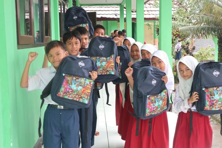 Telkomsel Salurkan Bantuan Ribuan Tas Sekolah