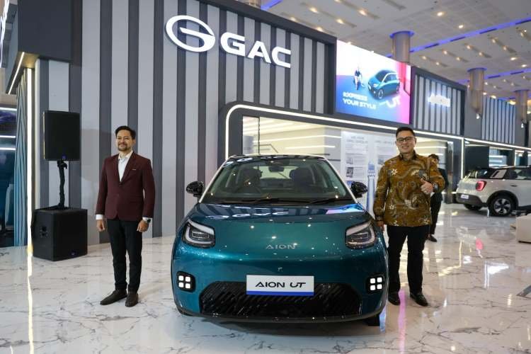 GAC Hadirkan Mobil AION UT di Surabaya