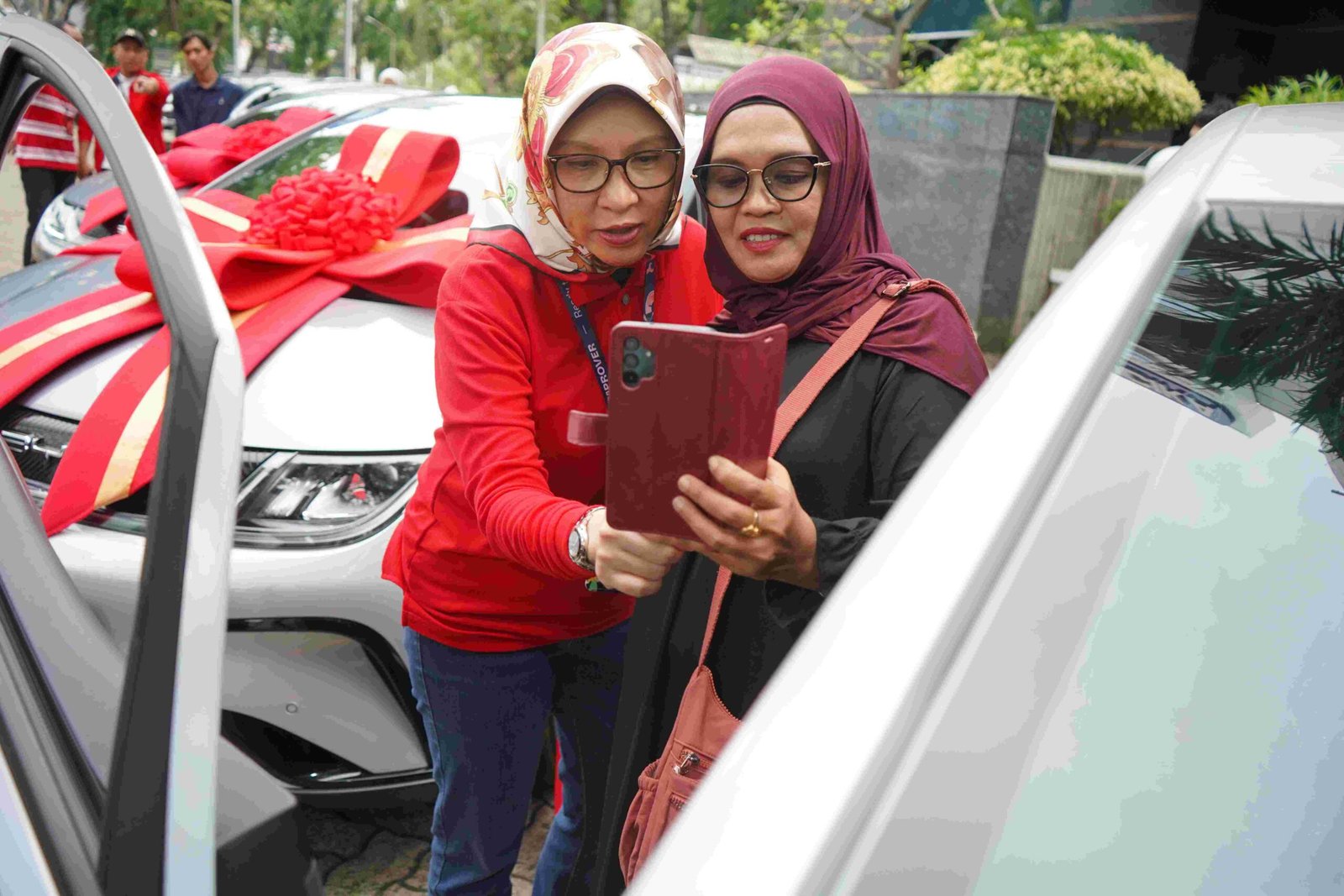 Telkomsel Serahkan Hadiah 13 Mobil Listrik BYD Dolphin
