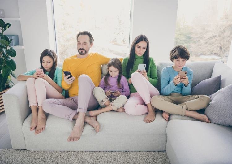 Cara Jaga Anak dari Paparan Negatif di Ruang Digital