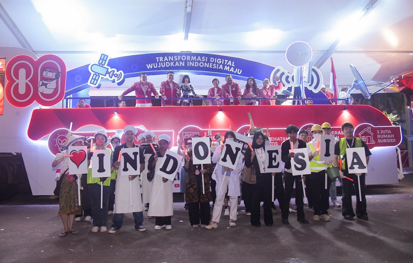 Kemkomdigi Tampilkan Ponsel Raksasa dan Robot AI di Karnaval Kemerdekaan
