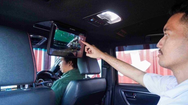 Telkomsel Hadirkan Connected Car di Toyota New Fortuner