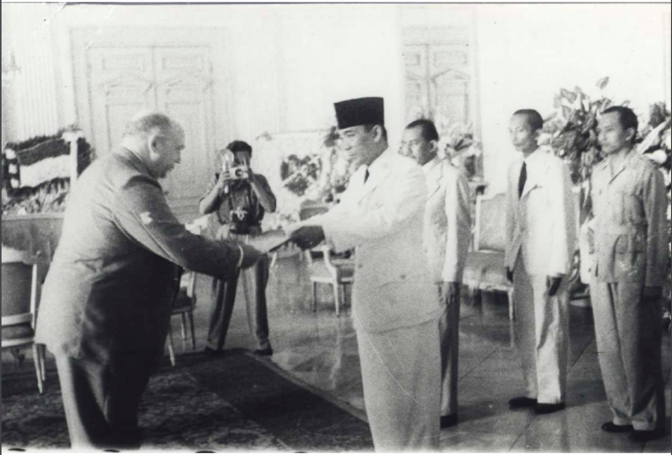 Kemkomdigi Luncurkan 3 Prangko 75 Tahun RI-AS