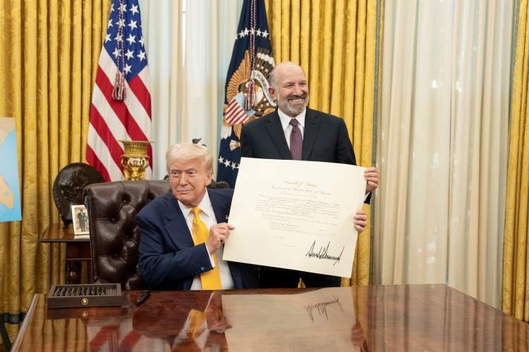 Skenario di Balik Bebas Tarif Impor Smartphone Trump untuk China