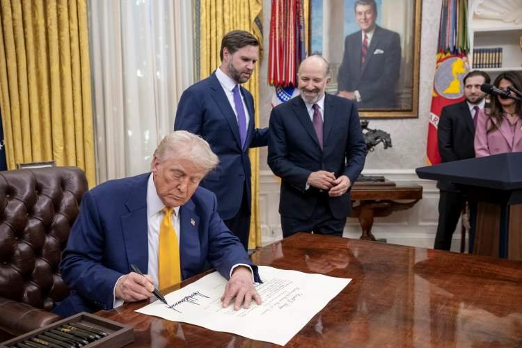 Trump Kembali Ancam Kenakan Tarif Impor 25% untuk iPhone