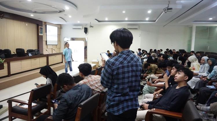 AdaKami Edukasi Pinjol di UNS Solo