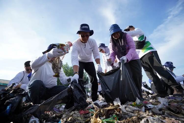 Telkom Kumpulkan 1,4 Ton Sampah di Makassar