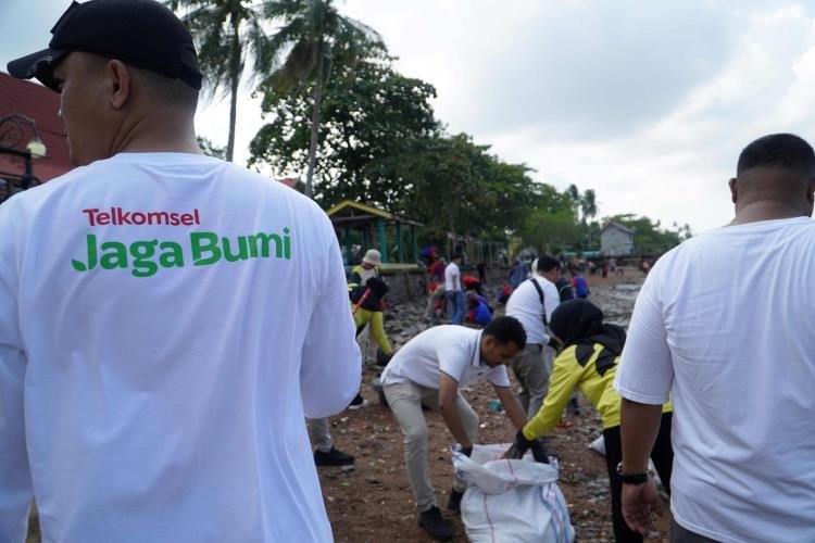 Telkomsel Dukung Gerakan Wisata Bersih di Tanjungpinang dan Manado